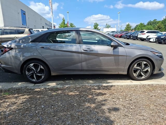 Used 2022 Hyundai Elantra Limited w/ Cargo Package FWD image 5