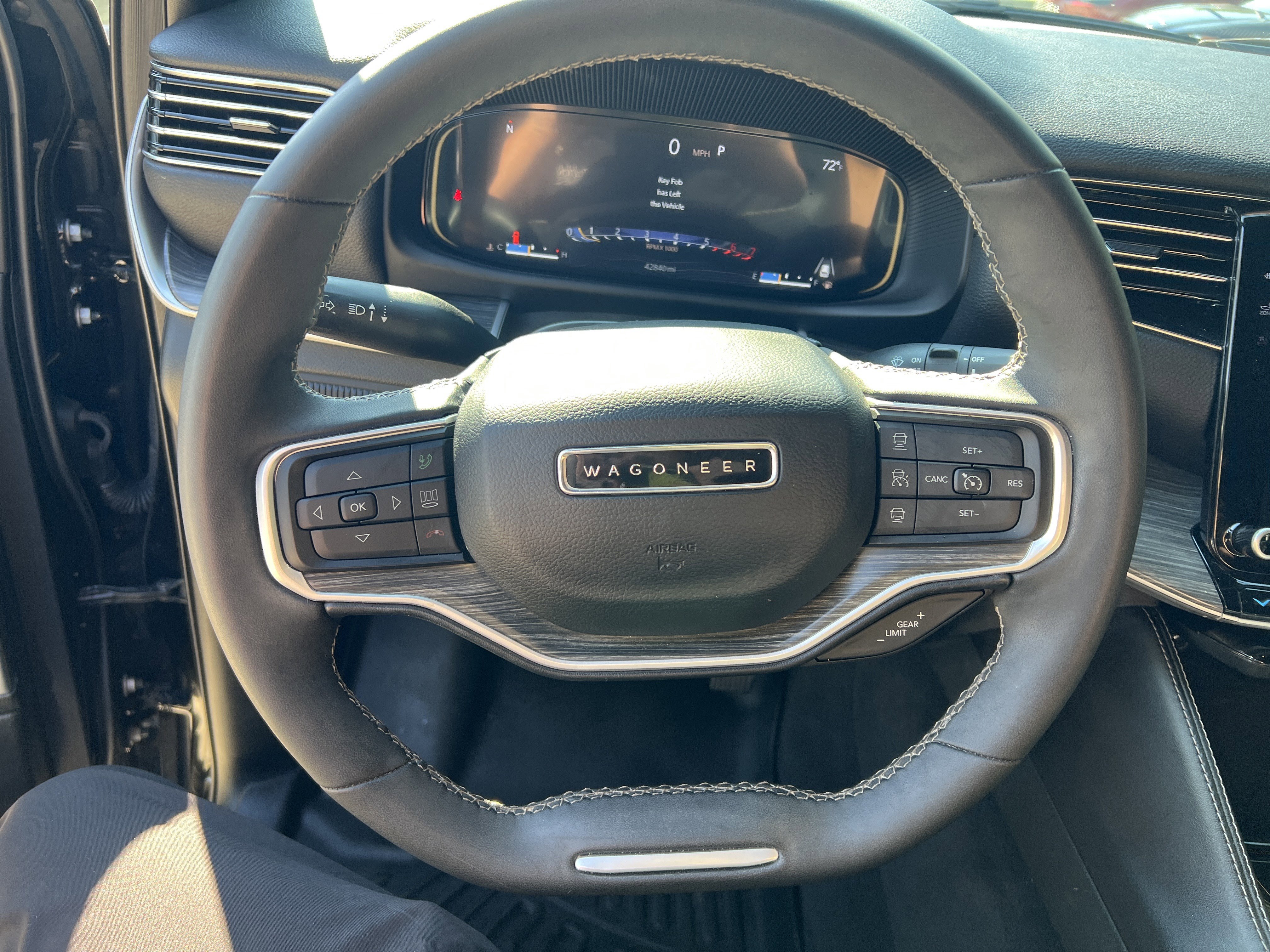 Used 2023 Jeep Wagoneer Series III w/ Preferred Equipment Group image 17