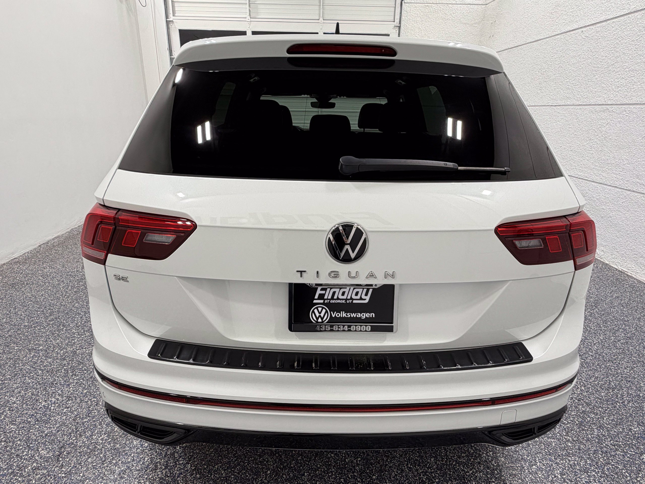 Certified 2023 Volkswagen Tiguan SE R-Line FWD image 5