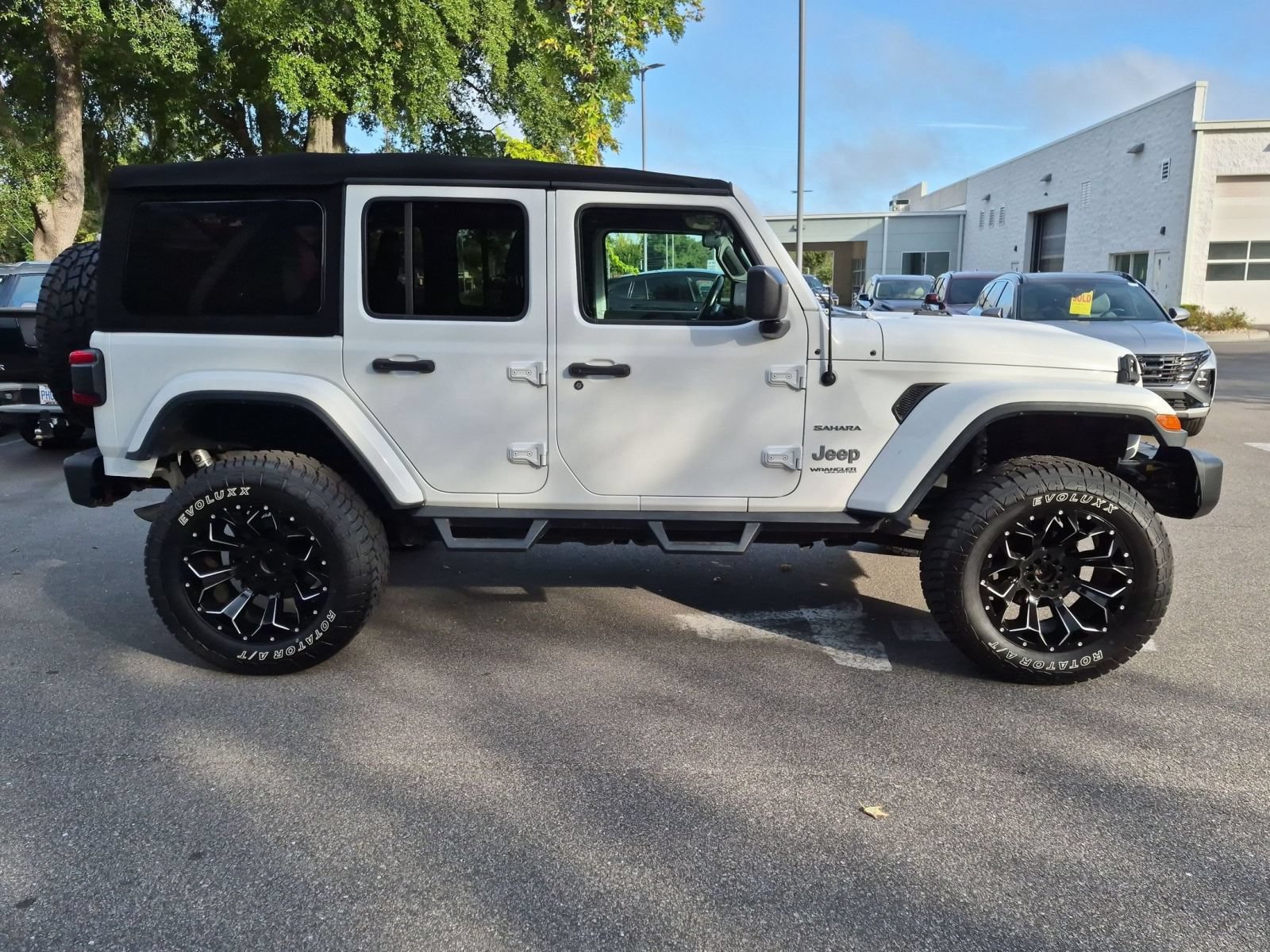 Used 2018 Jeep Wrangler Unlimited Sahara AWD/4WD image 2