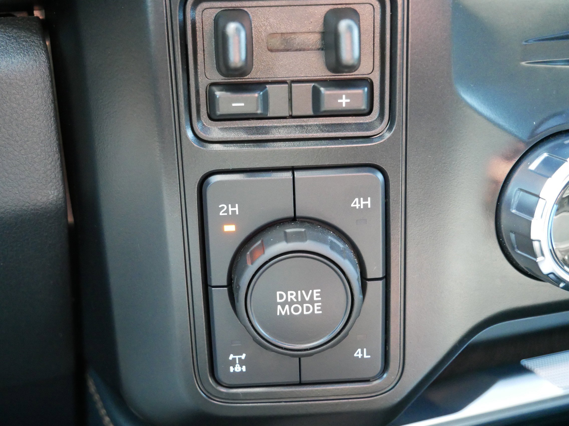 Used 2024 Ford F350 Platinum w/ FX4 Off-Road Package image 26