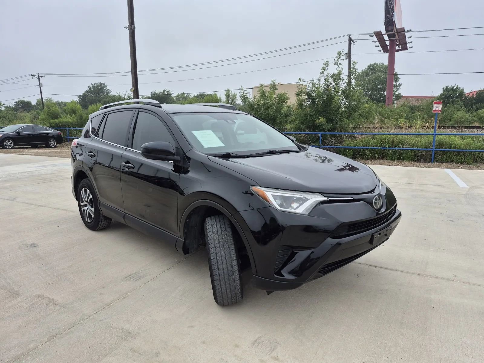 Used 2018 Toyota RAV4 LE FWD image 4