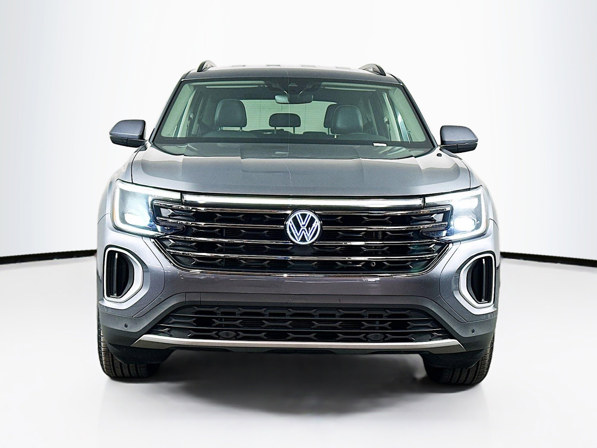 Used 2025 Volkswagen Atlas SE image 2