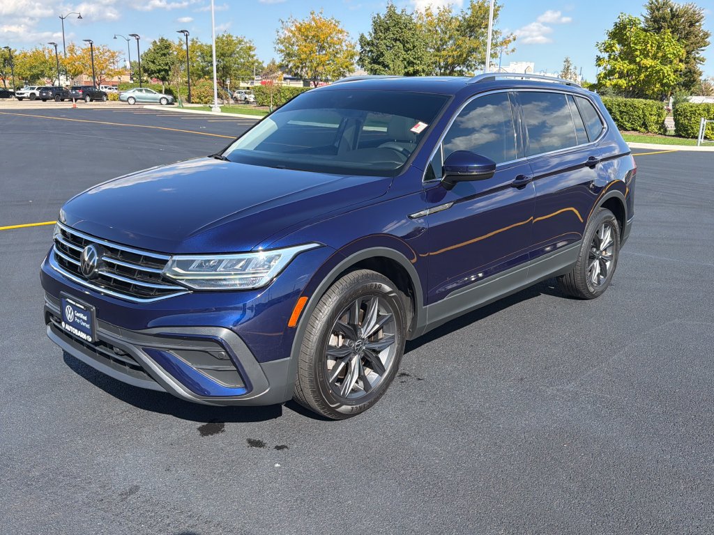 Certified 2022 Volkswagen Tiguan SE w/ Panoramic Sunroof Package AWD/4WD image 3