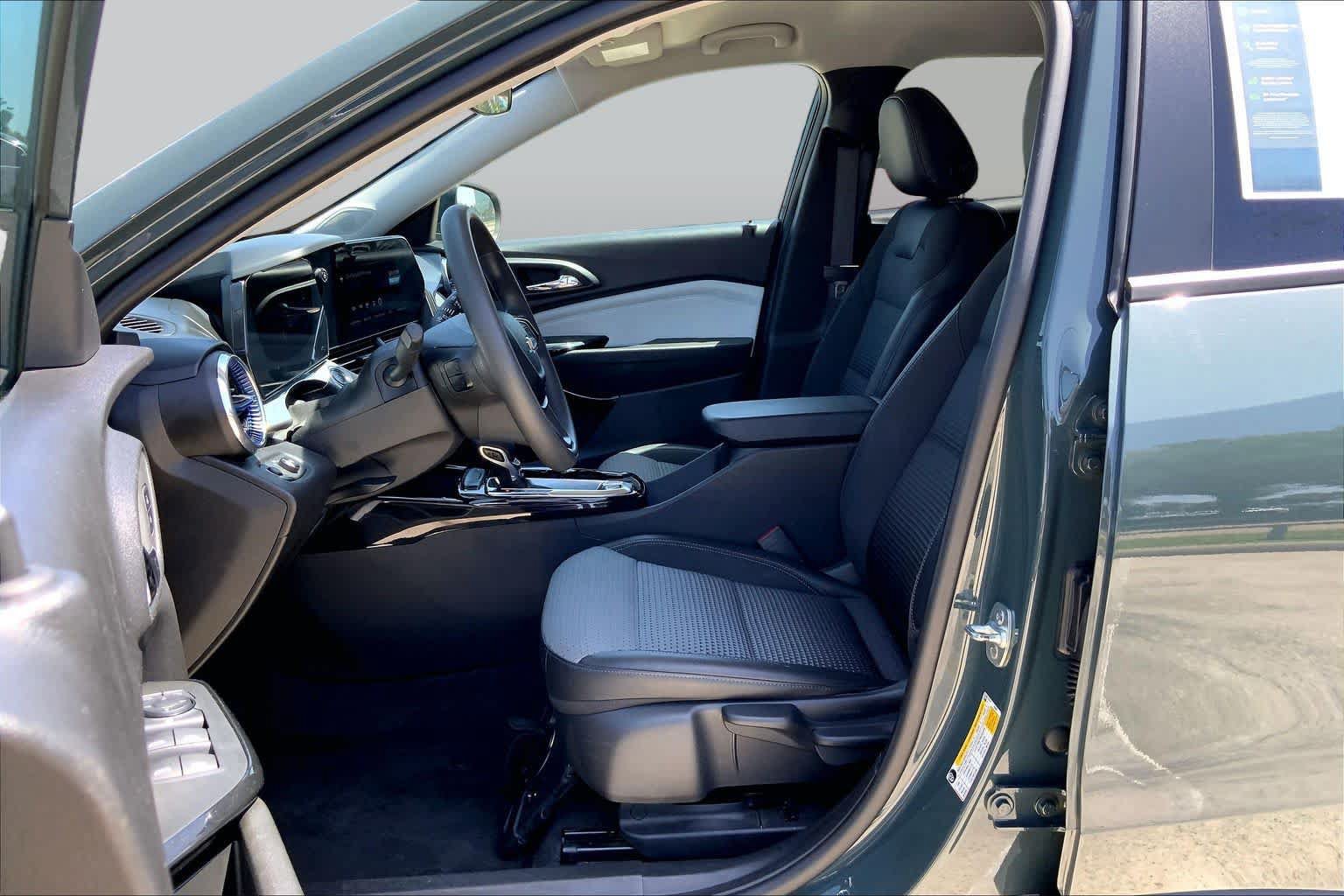 Used 2025 Chevrolet Trax LT FWD image 8