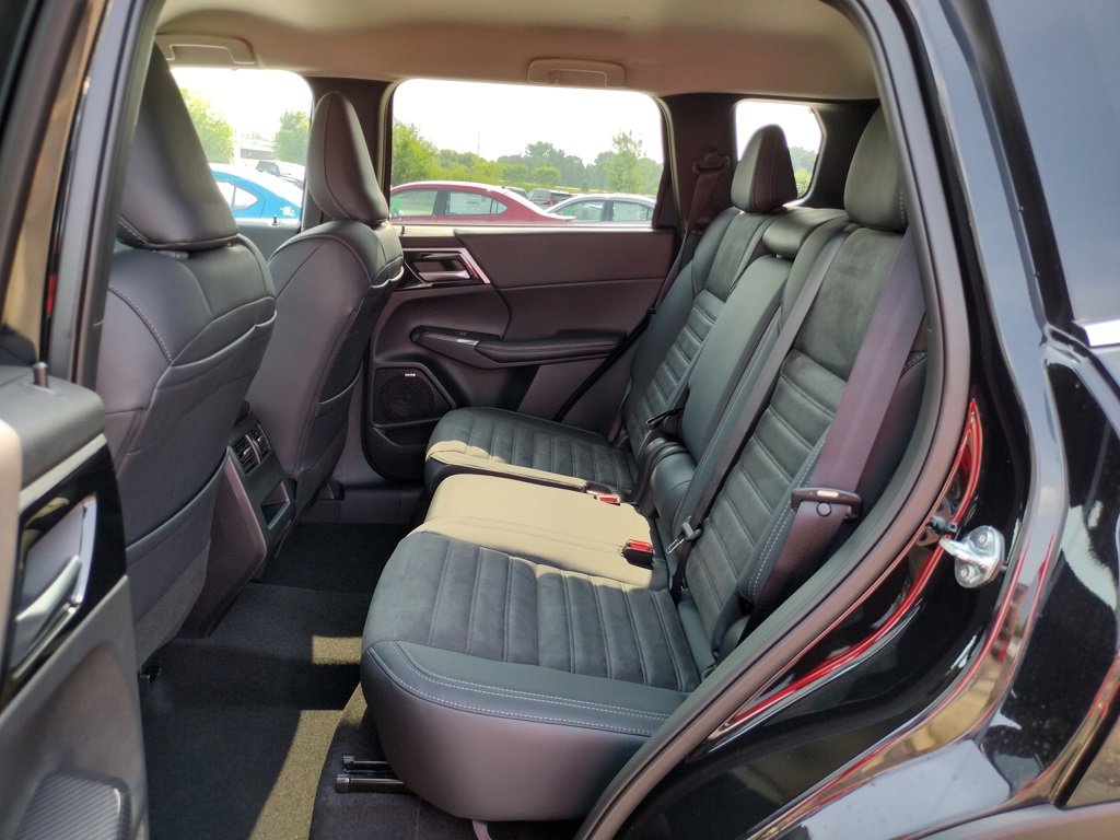 New 2025 Mitsubishi Outlander SE image 7