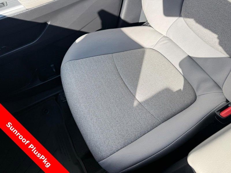 Used 2025 Toyota Sienna LE w/ LE Plus Package image 28