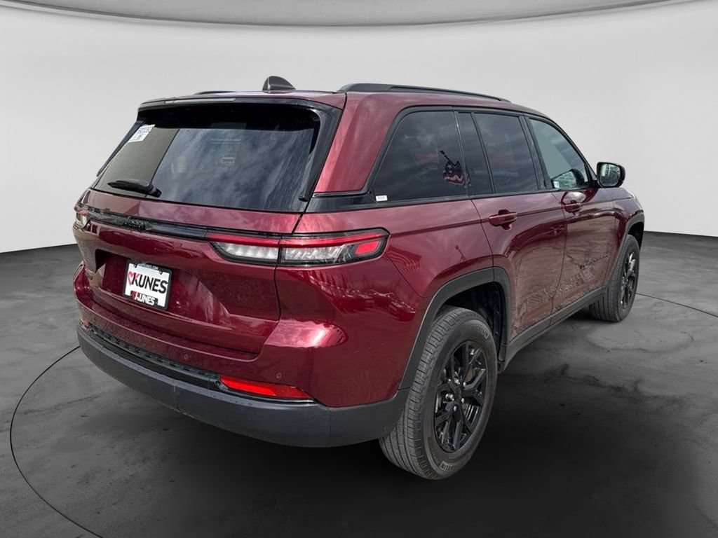 Used 2024 Jeep Grand Cherokee Altitude AWD/4WD image 4