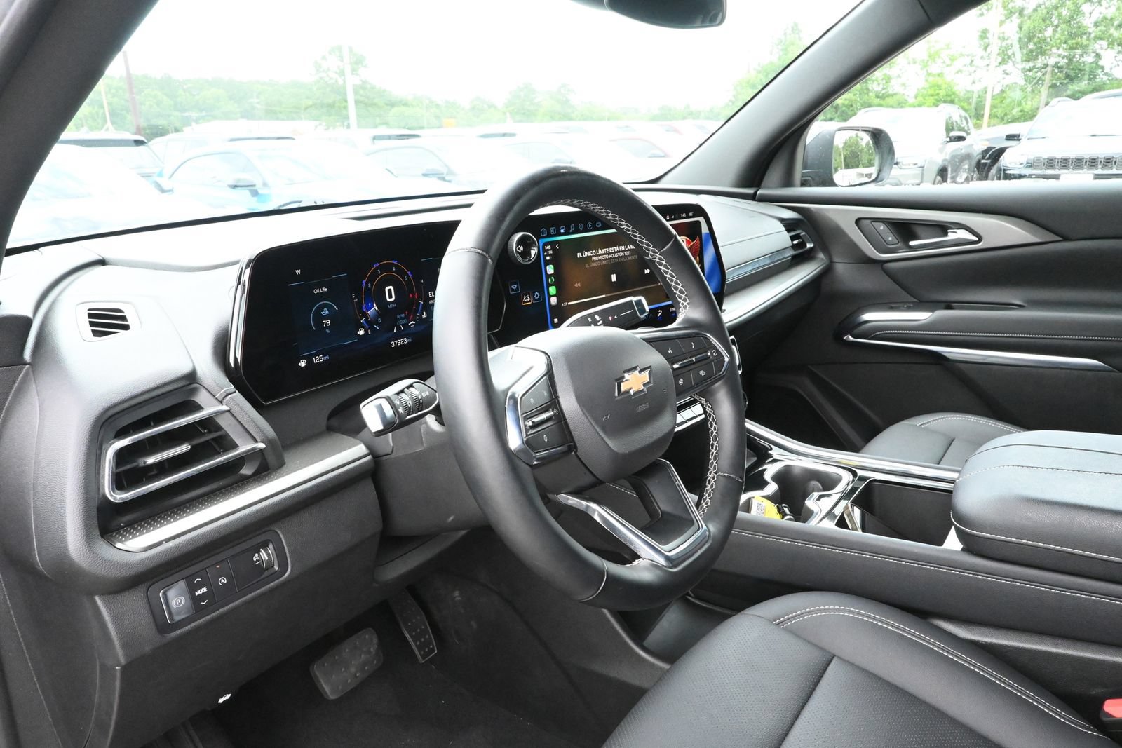 Used 2025 Chevrolet Traverse LT FWD image 23