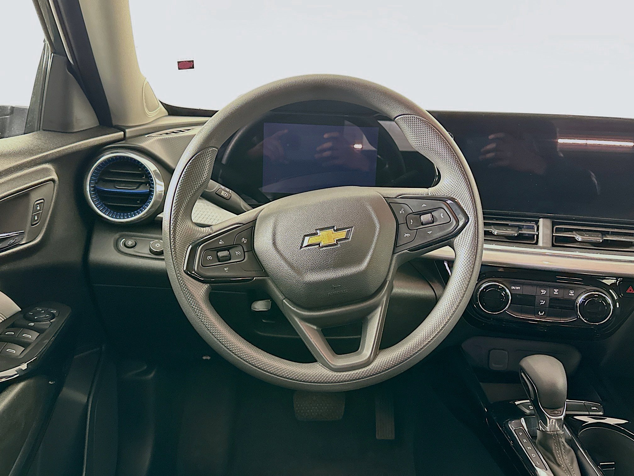 Used 2025 Chevrolet Trax LT image 17