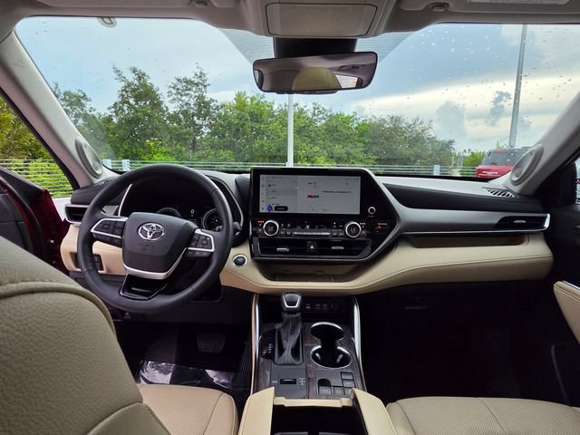 Used 2025 Toyota Highlander Limited FWD image 27