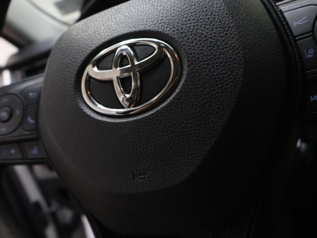 Used 2020 Toyota RAV4 LE FWD image 21