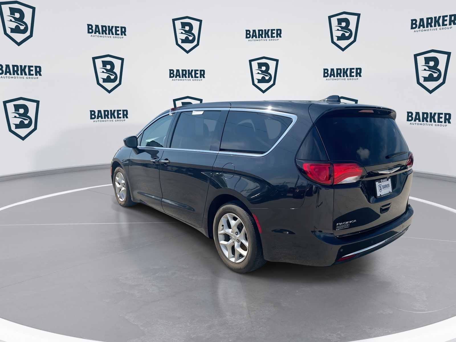 Used 2018 Chrysler Pacifica Touring Plus w/ Tire & Wheel Group FWD image 7