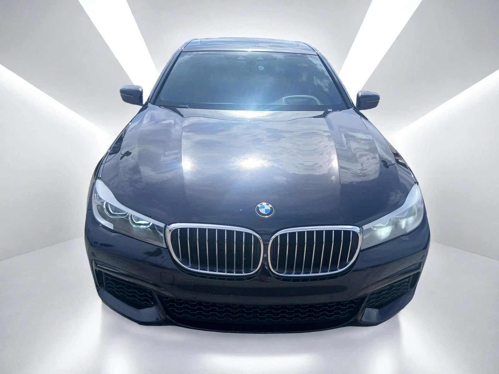 Used 2019 BMW 740i w/ Executive Package RWD image 3