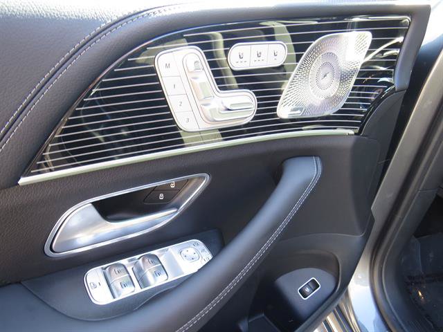 Used 2025 Mercedes-Benz GLS 450 4MATIC image 9