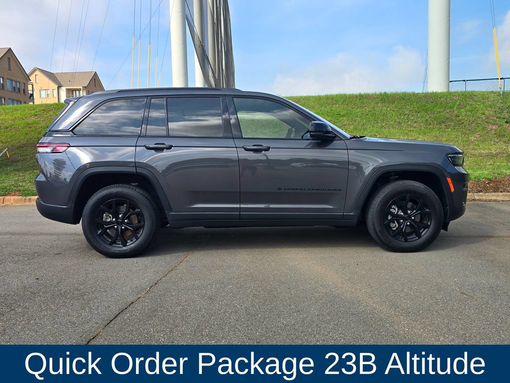 Used 2024 Jeep Grand Cherokee Altitude AWD/4WD image 2