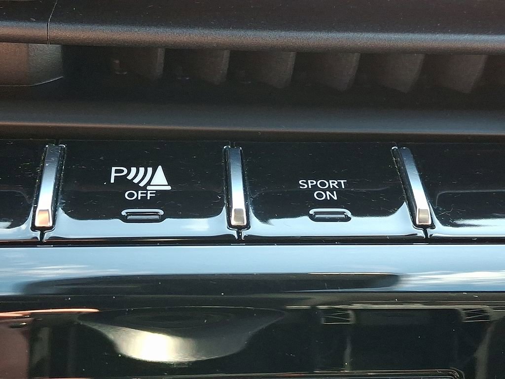 Used 2023 Jeep Grand Cherokee Laredo image 24