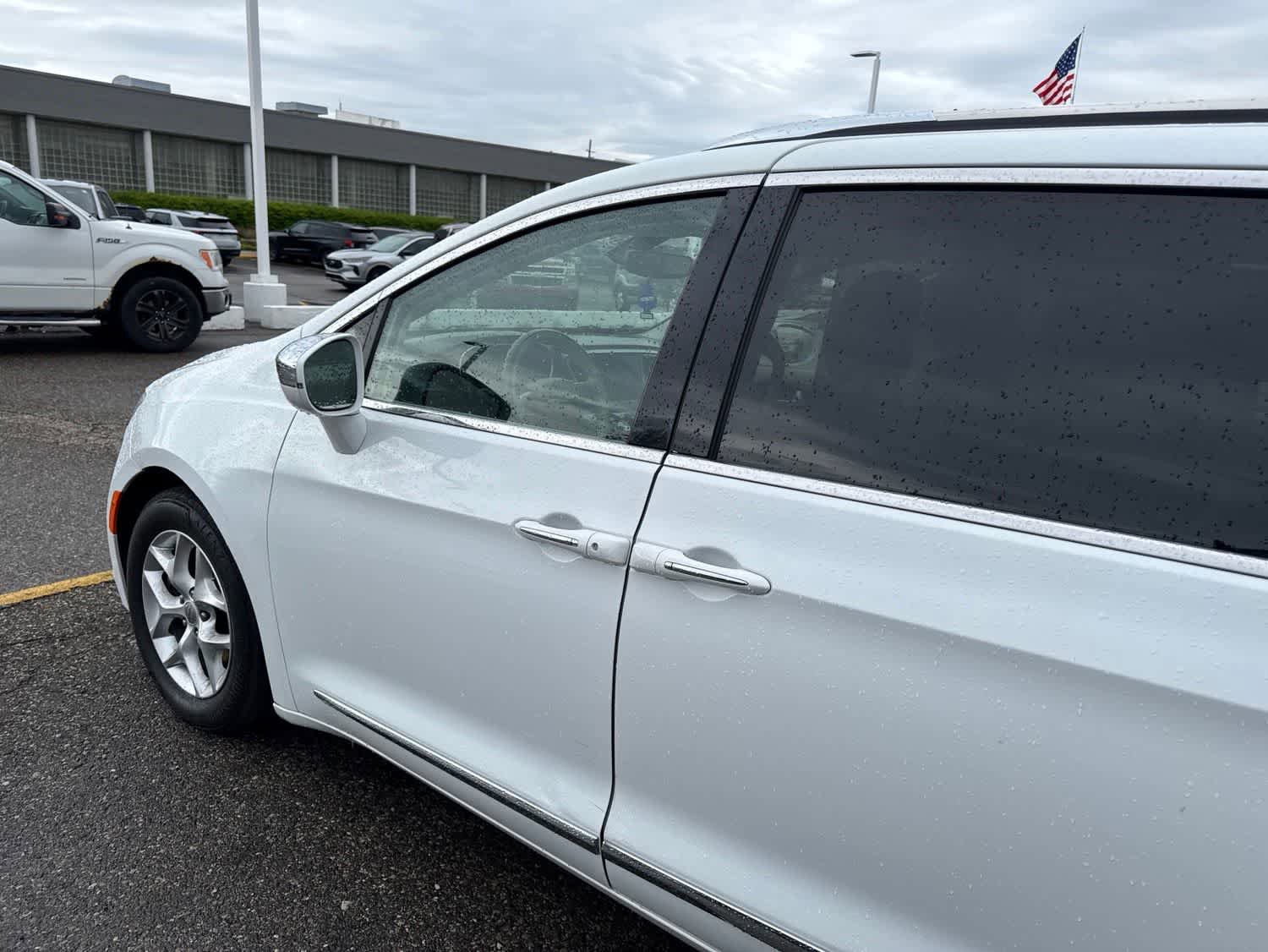 Used 2020 Chrysler Pacifica Limited FWD image 11