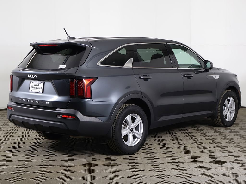 Used 2022 Kia Sorento LX image 9