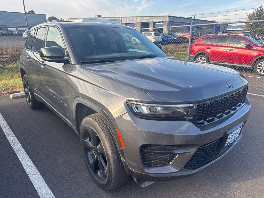 Used 2025 Jeep Grand Cherokee Altitude AWD/4WD image 4