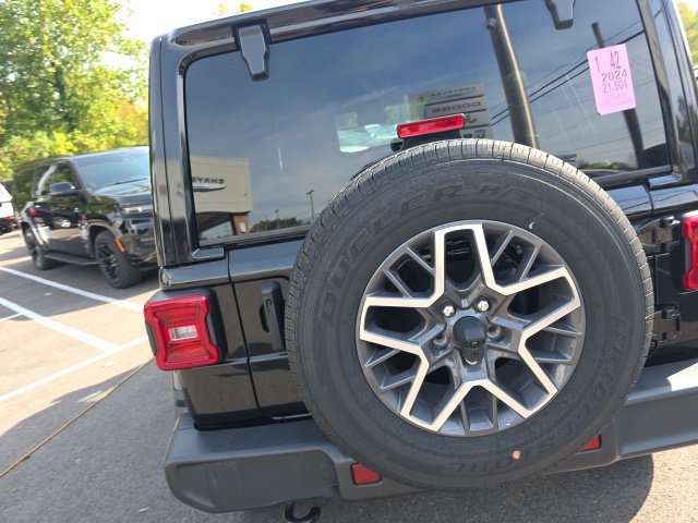 Used 2024 Jeep Wrangler Unlimited Sahara w/ Technology Group AWD/4WD image 6