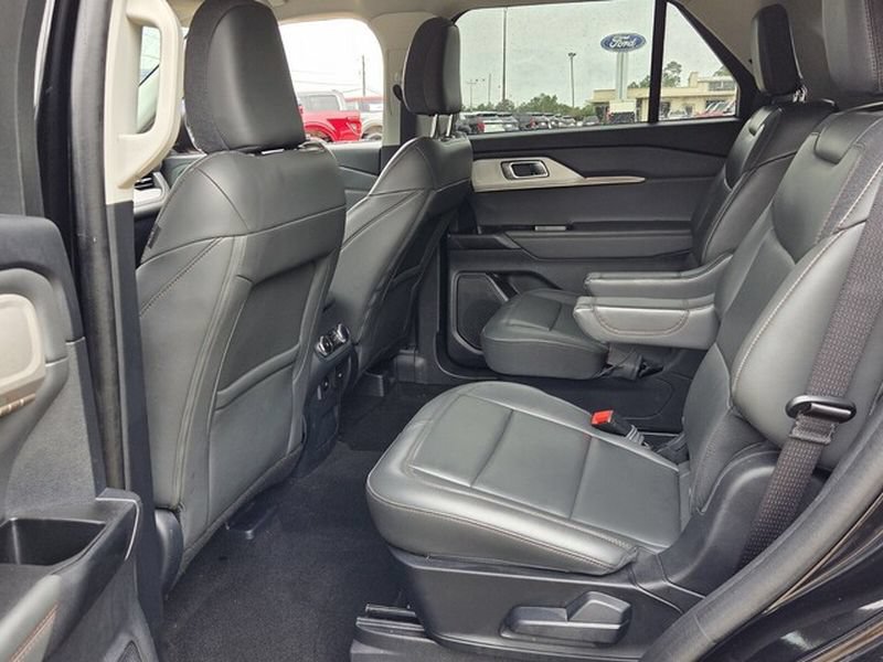 Used 2025 Ford Explorer Active w/ Active Comfort Package RWD image 7