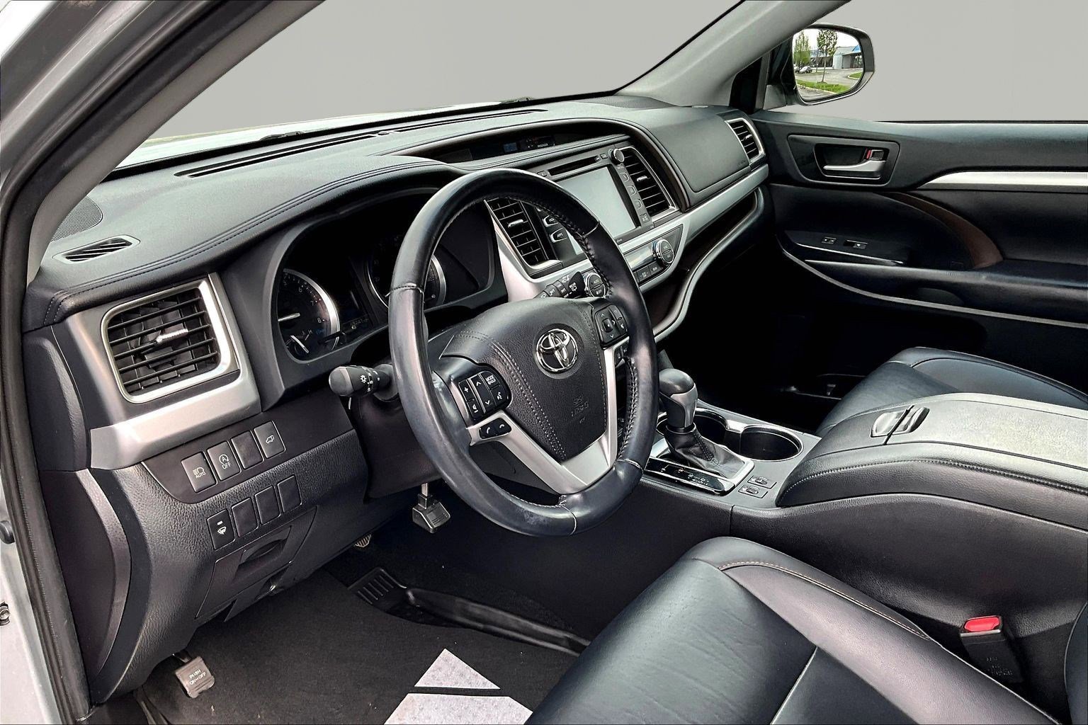 Used 2019 Toyota Highlander XLE image 17
