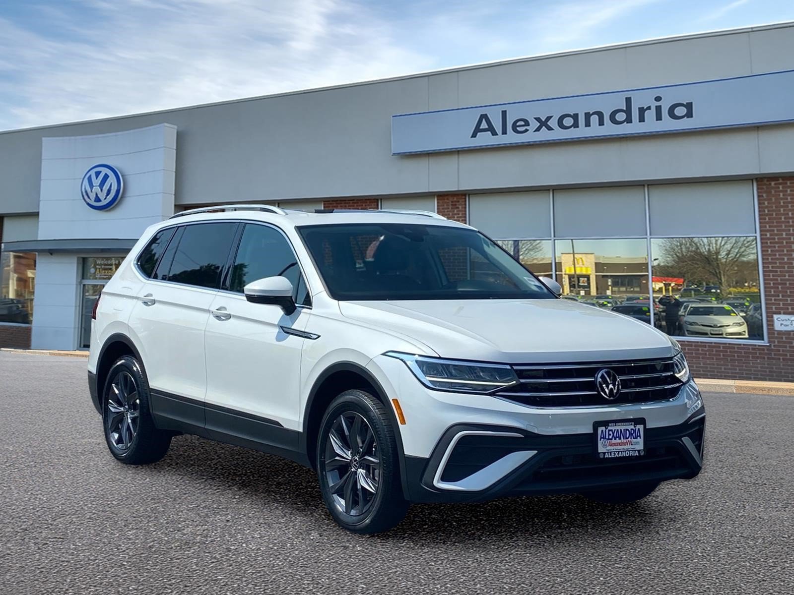 Used 2023 Volkswagen Tiguan SE w/ Panoramic Sunroof Package FWD image 1