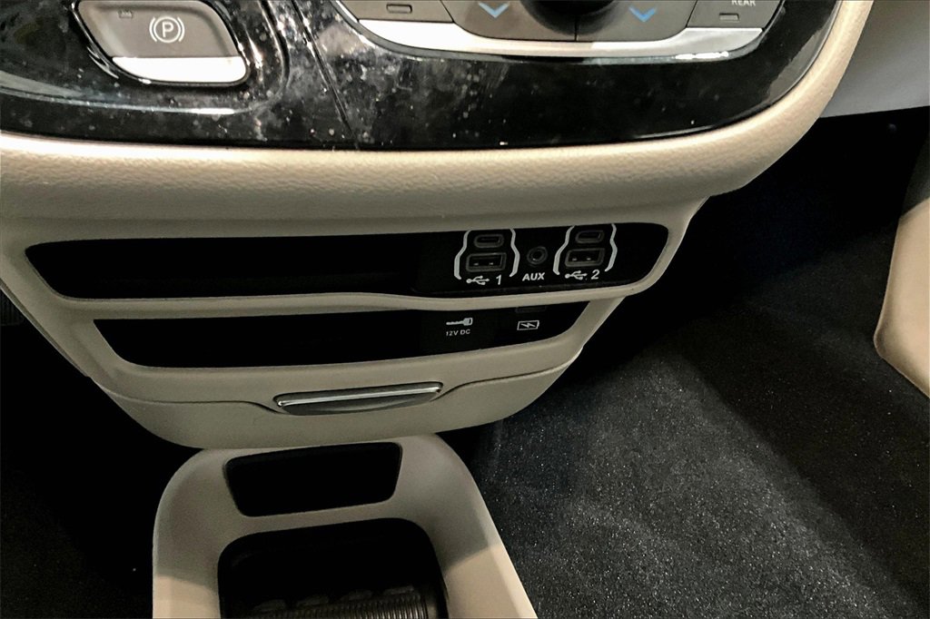 Used 2022 Chrysler Pacifica Touring-L image 15