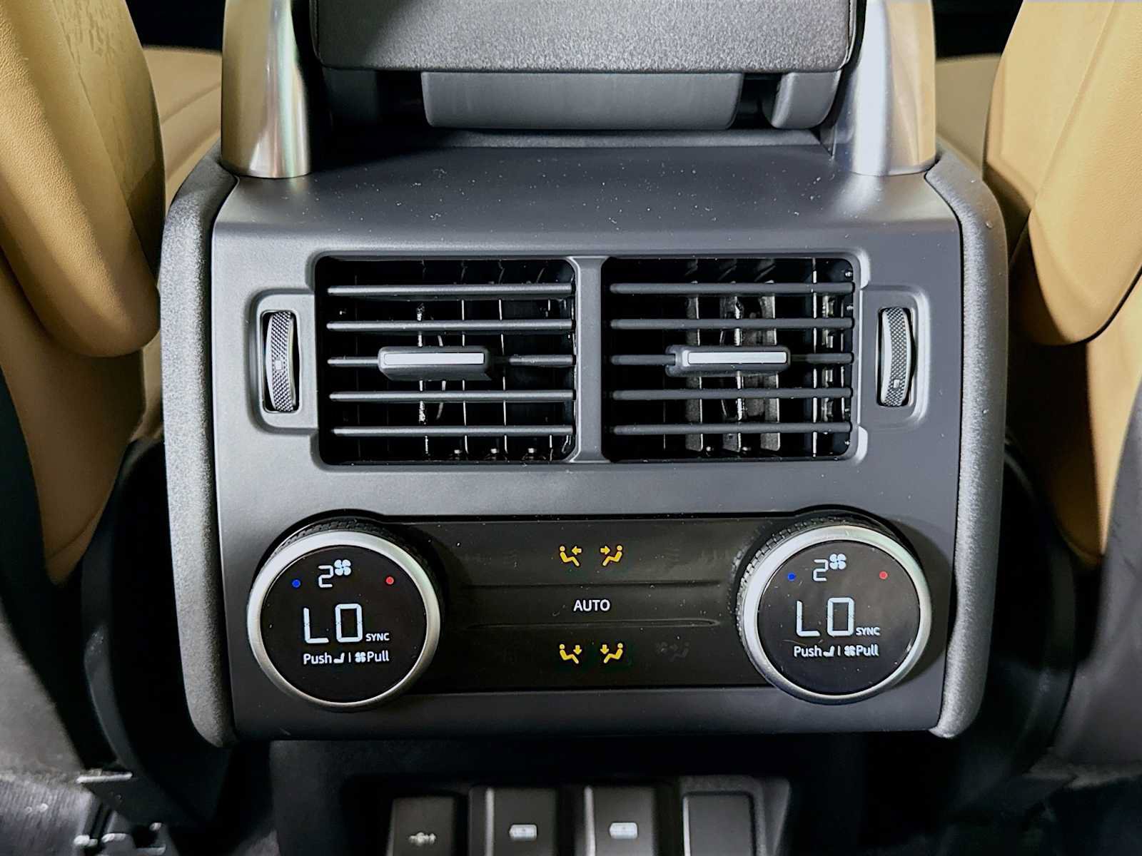 Used 2023 Land Rover Discovery Metropolitan Edition AWD/4WD image 24