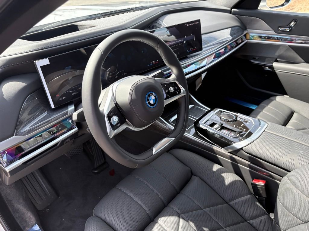 Used 2025 BMW i7 xDrive60 w/ Premium Package image 15