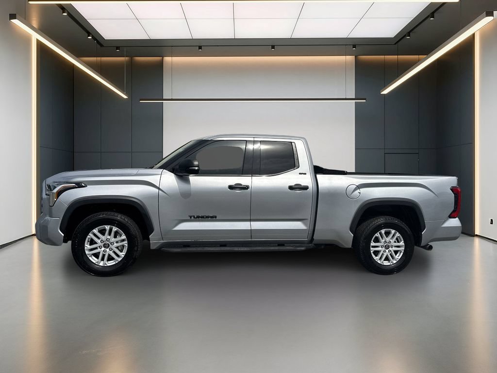 Used 2022 Toyota Tundra SR5 w/ SR5 Convenience Package RWD image 2