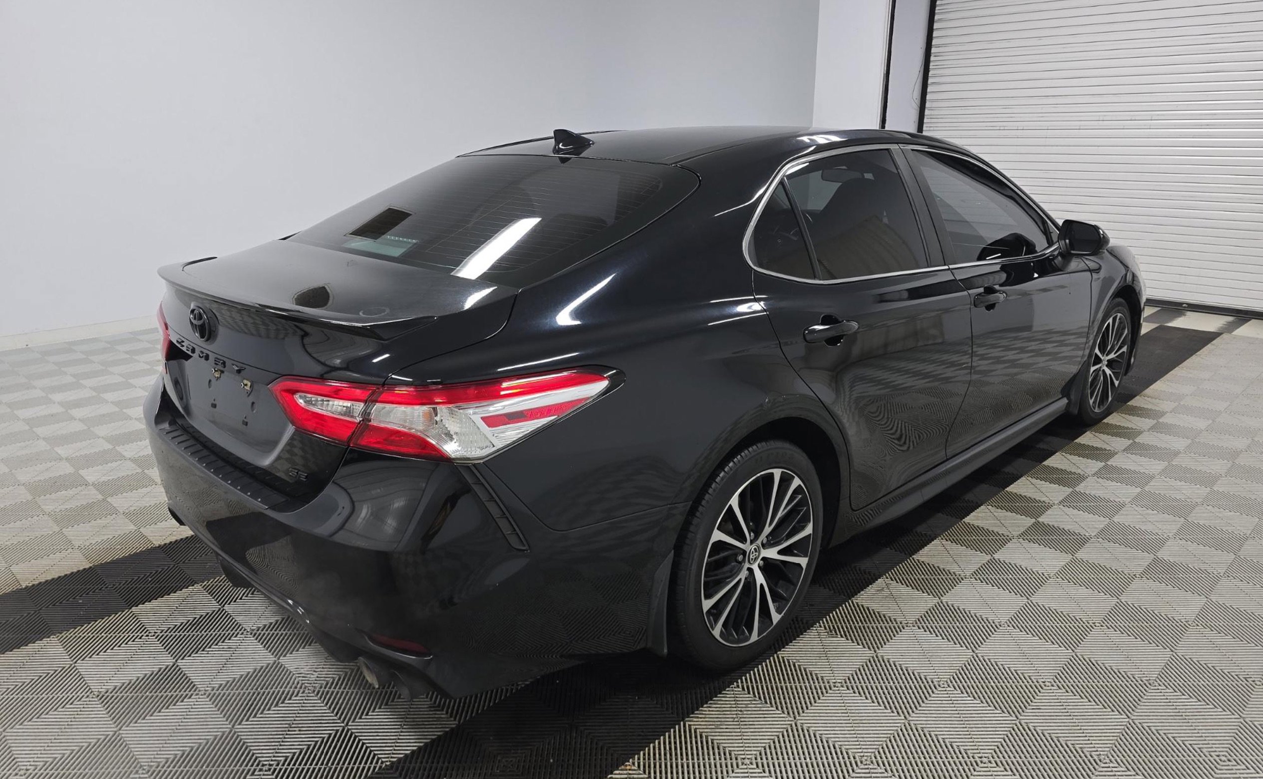 Used 2020 Toyota Camry SE image 4