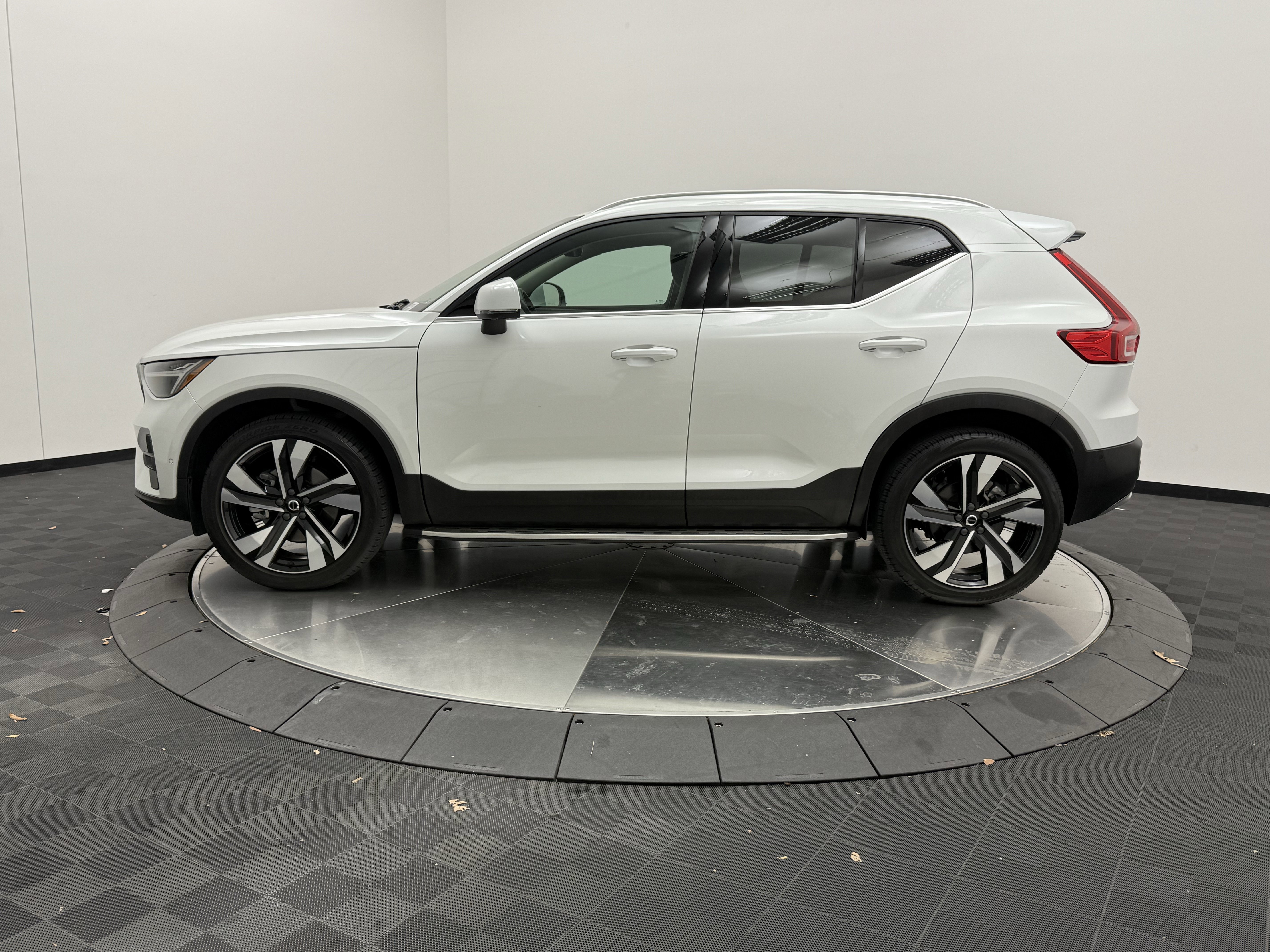 Certified 2023 Volvo XC40 B5 Plus w/ Driver Assist Package image 4