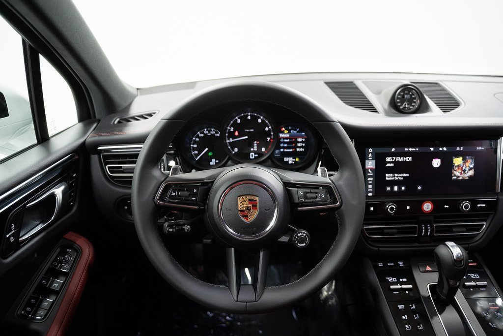 Certified 2024 Porsche Macan image 12