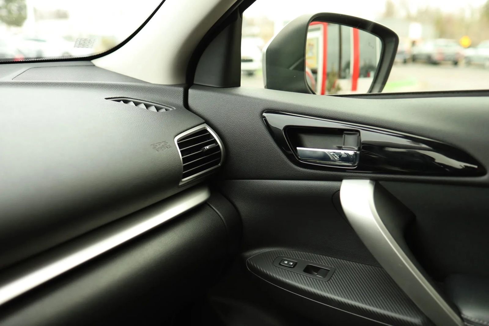 Used 2020 Mitsubishi Eclipse Cross SE image 32