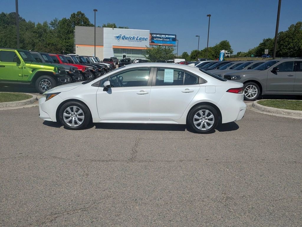 Used 2025 Toyota Corolla LE FWD image 2