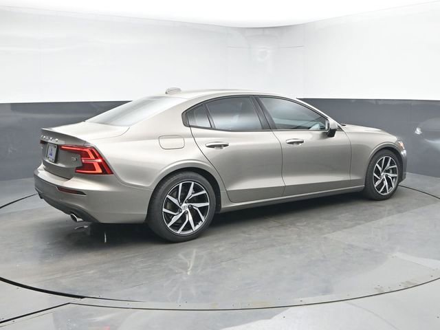 Used 2019 Volvo S60 T6 Momentum w/ Premium Package image 4