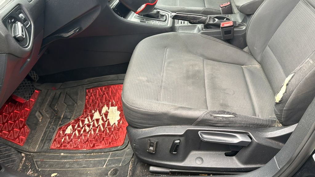 Used 2016 Volkswagen Golf S image 9