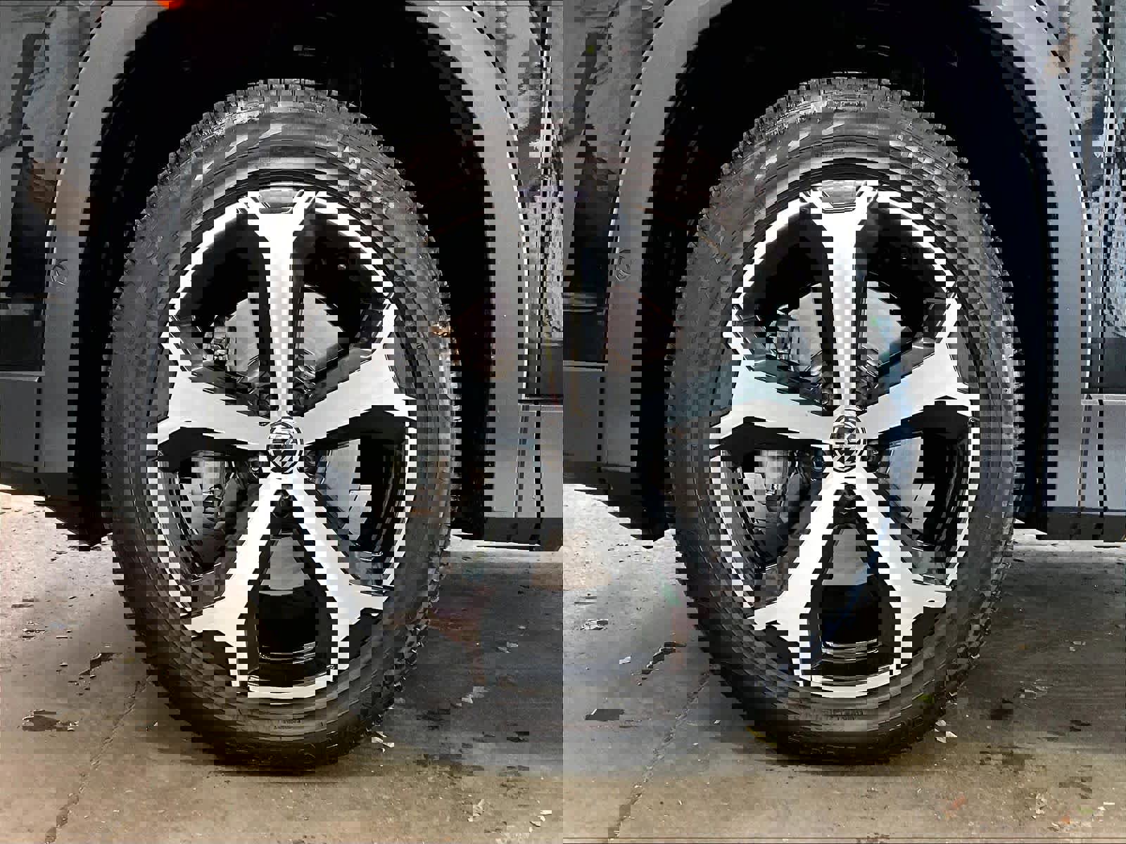 Used 2025 Volkswagen Tiguan SE w/ Panoramic Sunroof Package image 11