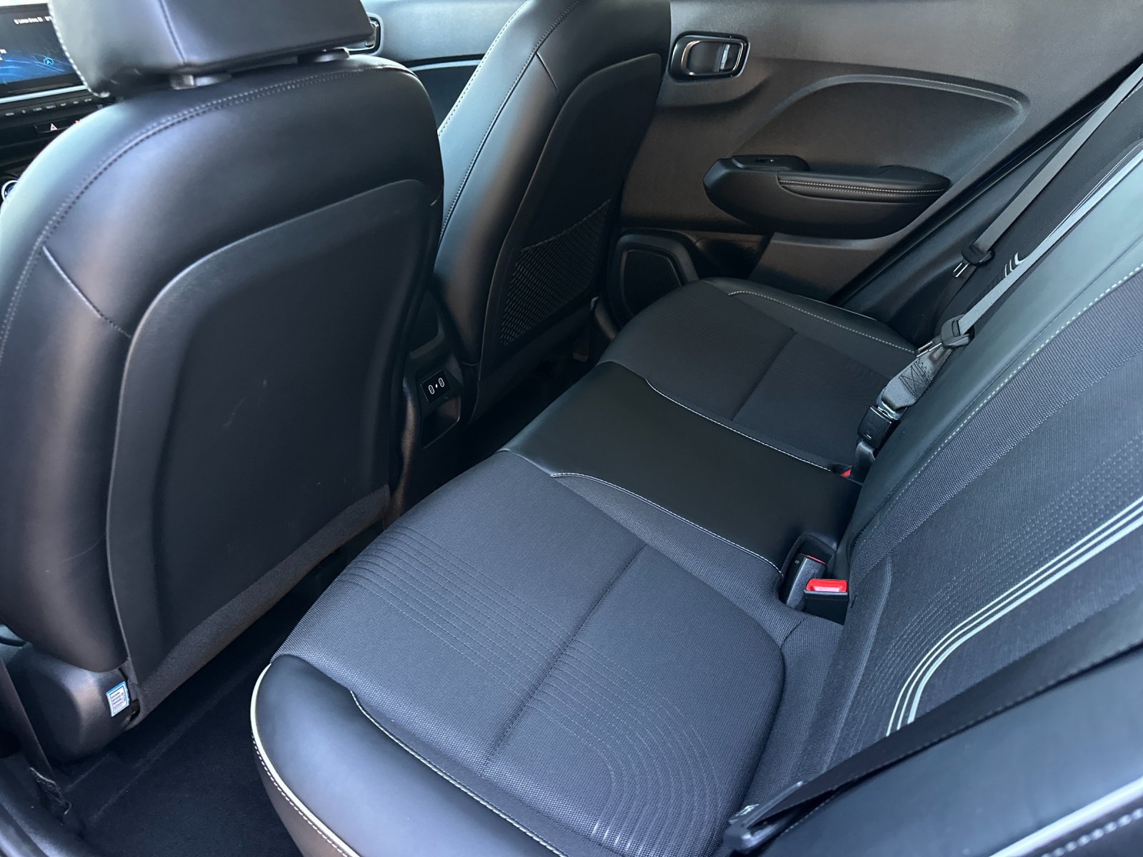 Used 2024 Hyundai Venue Limited FWD image 11