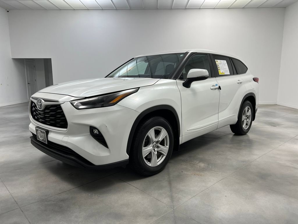 Used 2023 Toyota Highlander LE image 3