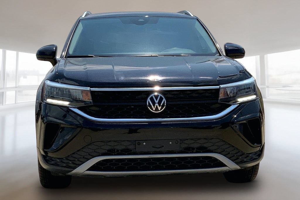 Used 2023 Volkswagen Taos SE w/ Black Wheel Package FWD image 3