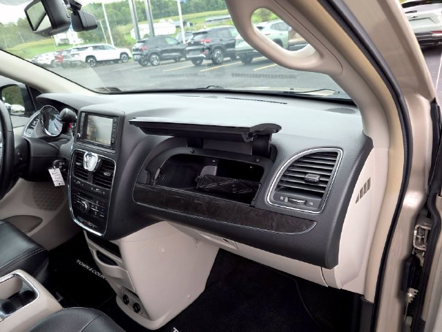 Used 2014 Chrysler Town & Country Touring FWD image 29