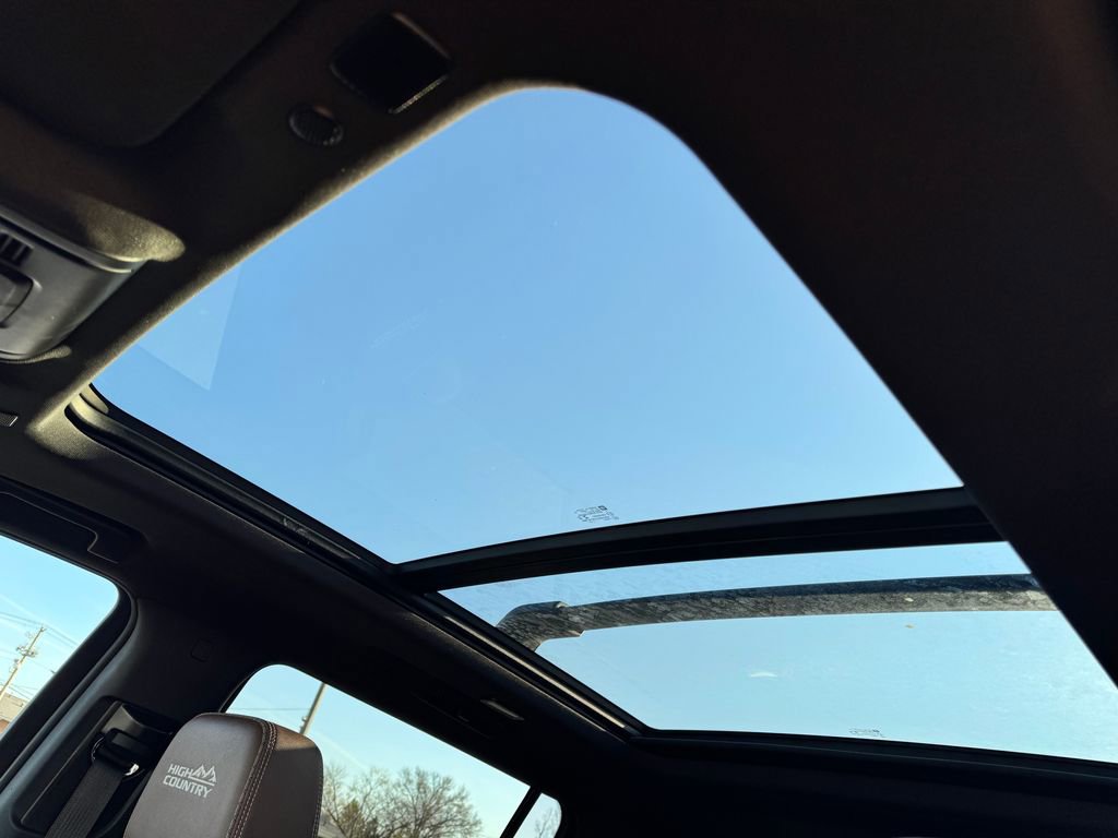 Used 2022 Chevrolet Suburban High Country AWD/4WD image 34