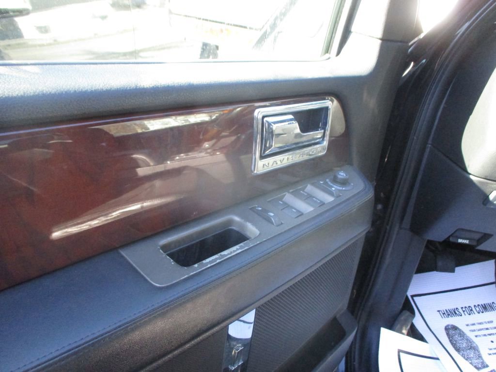 Used 2012 Lincoln Navigator 4WD image 7