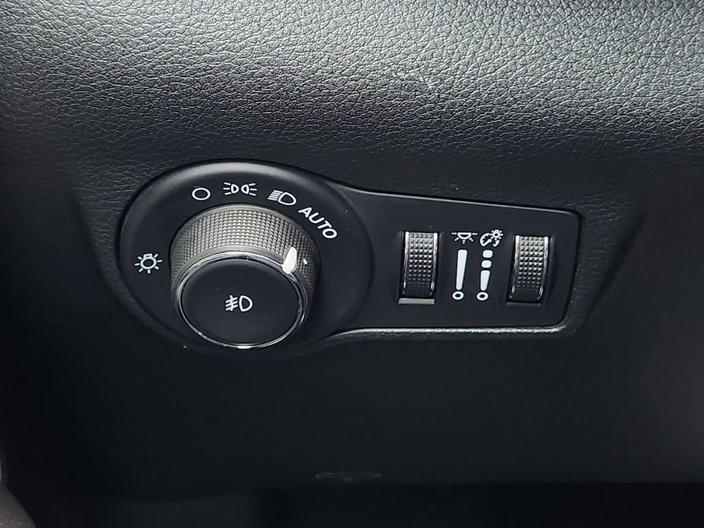 Used 2025 Jeep Compass Limited image 29