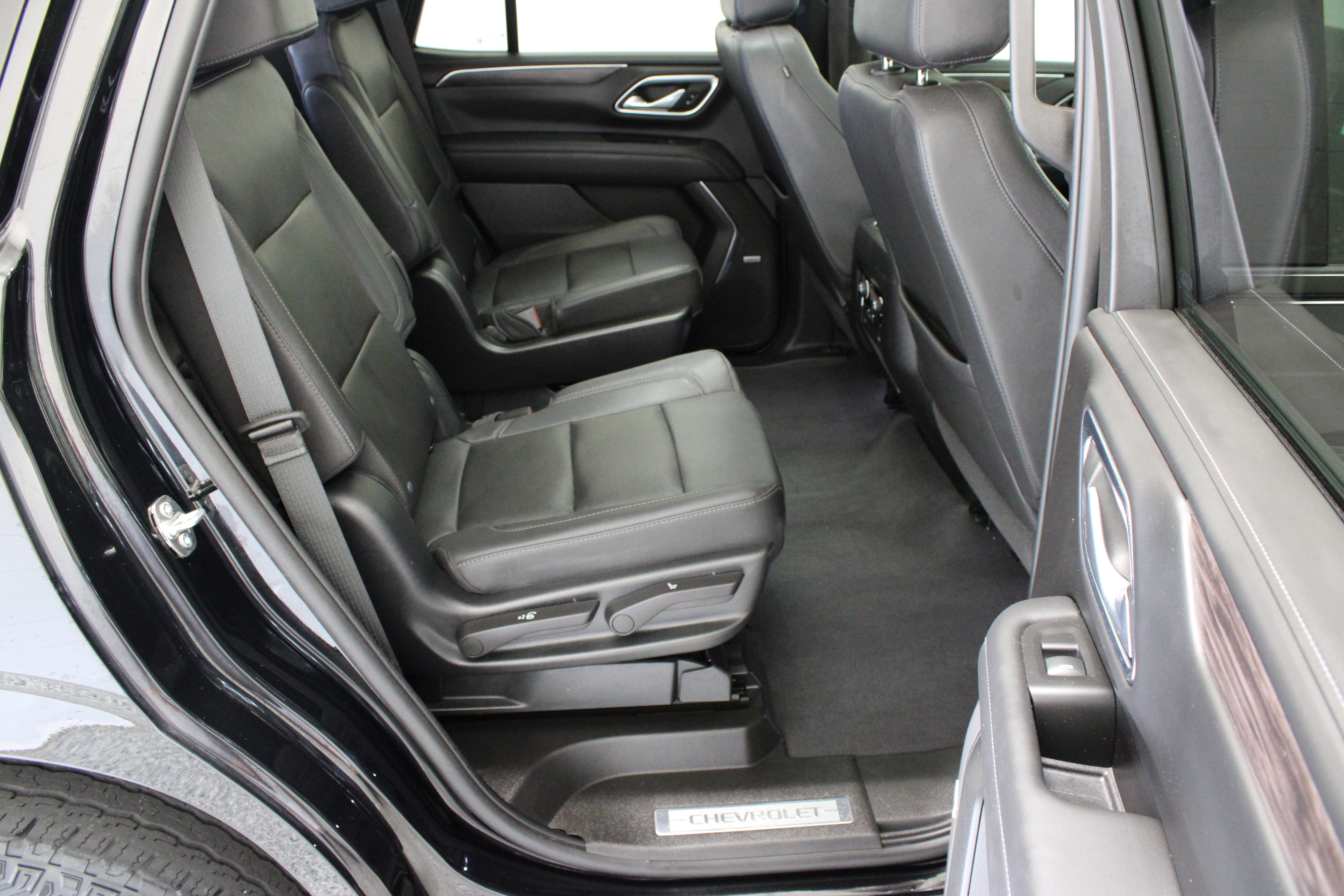 Used 2023 Chevrolet Tahoe Z71 w/ Z71 Off-Road Package AWD/4WD image 38