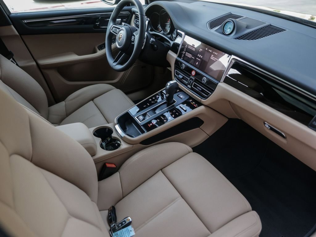 Certified 2025 Porsche Macan image 34