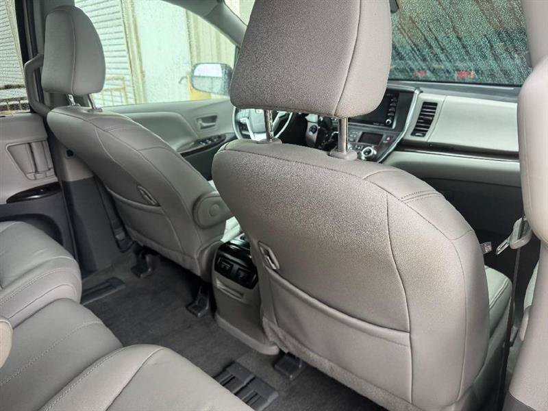 Used 2018 Toyota Sienna XLE Premium FWD image 32